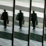 Zarobki w koncernach DAX. Szef bierze 141 razy tyle, co pracownik