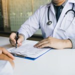 Zarobki w ochronie zdrowia. "Faktury na 100 tys. zł dotyczą promila lekarzy"