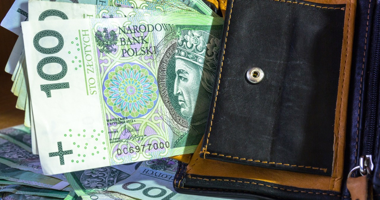 Zarobki we wszystkich sektorach poszły w górę /123RF/PICSEL