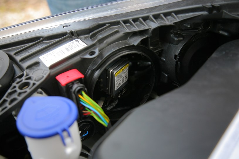 Żarówki z integralnym zapłonnikiem (D1 lub D3) często mocowane są bagnetem, należy je przekręcić. /Motor