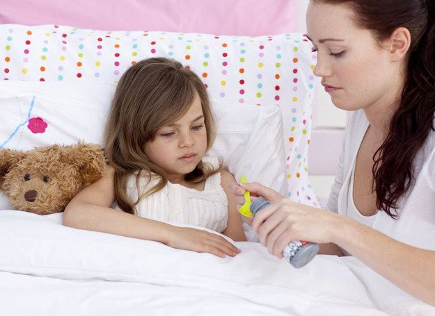 Zarówno przeziębienie, jak i grypa mogą być groźne dla dziecka. /123RF/PICSEL