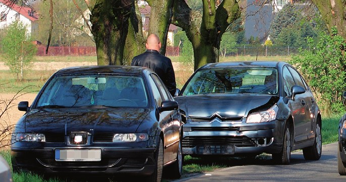 Zarówno przy kolizji, jaki i wypadku należy miejsce zdarzenia oznaczyć trójkątem. Jeśli jest to kolizja, auta trzeba usunąć z drogi. /Motor