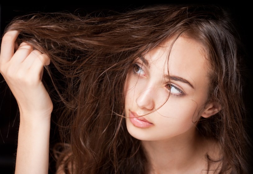 Zarówno suszenie niskiej jakości suszarką, jak i pozostawienie włosów do wyschnięcia negatywnie wpływa na stan fryzury / /123RF/PICSEL