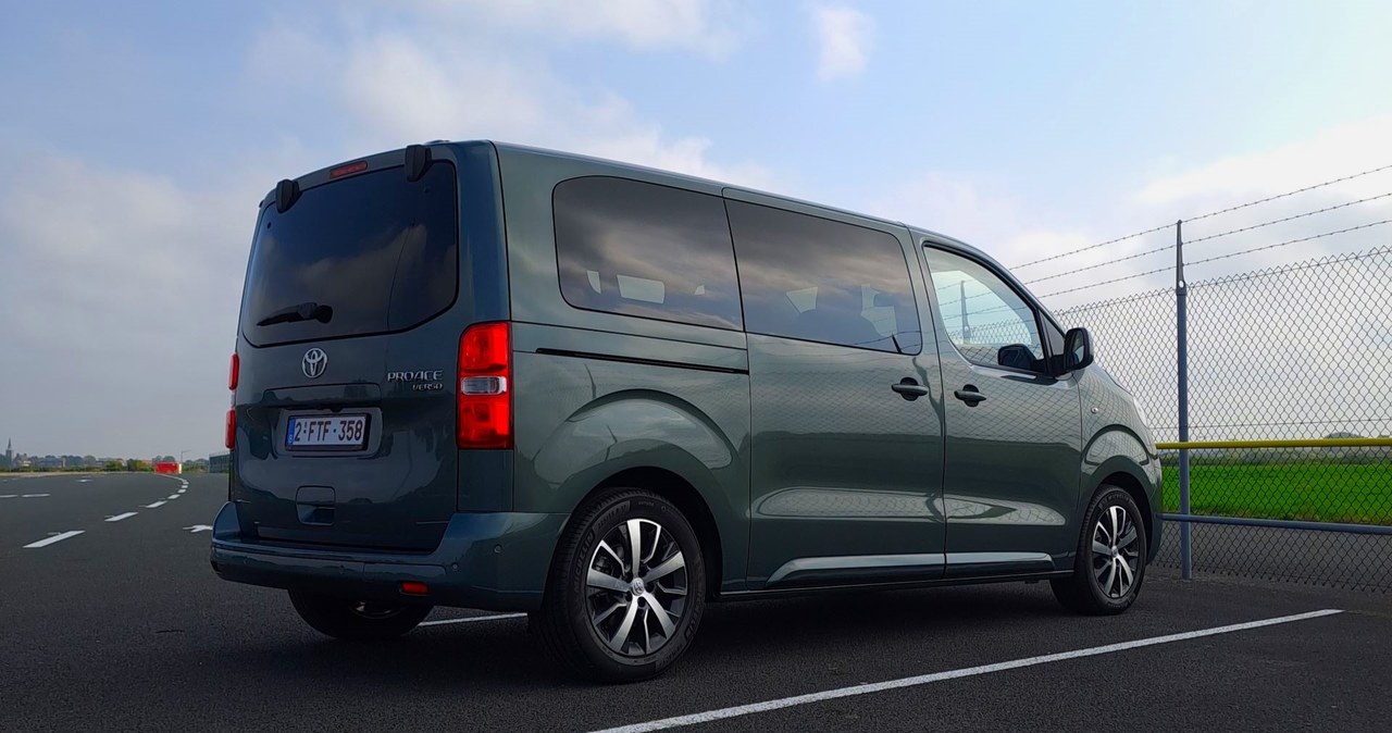 Zarówno Toyota Proace jak i Proace City dostępne są w wariantach osobowych - Verso (na zdjęciu Toyota Proace Verso). /Maciej Olesiuk /INTERIA.PL