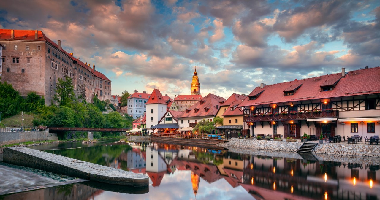 Zarówno zamek, jak i samo miasteczko Cesky Krumlov wpisane zostały na listę UNESCO /123RF/PICSEL