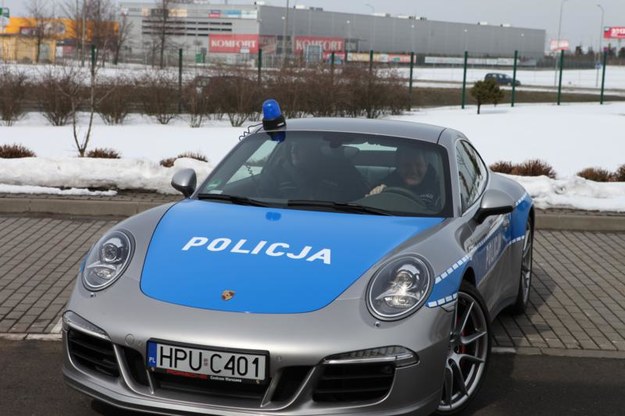 Policja spaliła primaaprilisowy żart z Porsche poboczem.pl