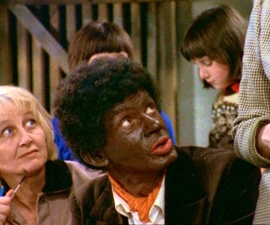 Żartować można z PRL-u, ale też z kapitalizmu. Pamiętacie Abrahama Lincolna spod jedenastki? Czarnoskóry mężczyzna z afro czuprynką, nazywający się tak, jak amerykański prezydent, nie umiał odnaleźć się w naszej rzeczywistości. Był doktorantem z Harvardu, kochał Miłosza, grał go Ryszard Raduszewski, a Bareja napisał mu świetne kwestie: - Kapitalista! Pan żyjesz z wyzysku szaro-czarnego luda.