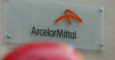 Zarząd ArcelorMittal Poland chce "oddać" pracowników firmie zewnętrznej /AFP