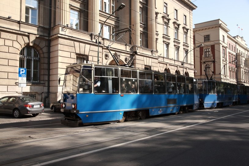 Zarząd Transportu Publicznego w Krakowie przygotowuje innowacyjną w skali kraju propozycję dla pasażerów komunikacji miejskiej - bilety kilometrowe zamiast czasowych. /123RF/PICSEL