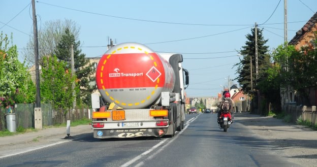 Zarządca drogi ustala, kto może nią jeździć. /Motor