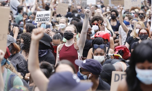 Zarzewiem protestów, które rozgorzały w kilkudziesięciu amerykańskich miastach, w tym w Waszyngtonie, stało się zabójstwo pod koniec maja w Minneapolis czarnoskórego George'a Floyda /JUSTIN LANE /PAP/EPA