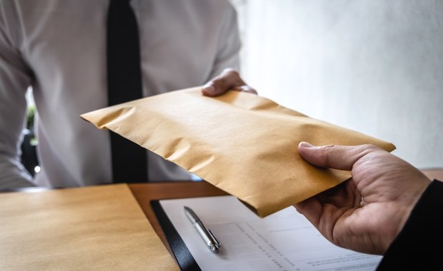 Zarzut dla dwóch pracowników nadzoru budowlanego z Chodzieży. Przyjęli łapówkę