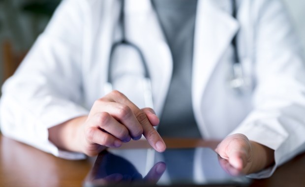 Zarzut dla działaczki Konfederacji. "Pozbawiła wolności lekarkę"