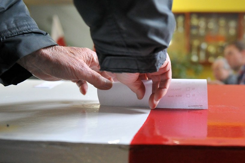 Zarzut dotyczy podrobienia podpisów osób, które wyraziły chęć do pracy w komisjach wyborczych w wyborach samorządowych; zdj. ilustracyjne /Lukasz Szelemej /East News