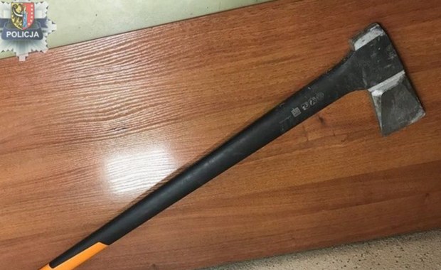 Zarzuty dla 22-latka, który uszkodził siekierą samochody jadące DK3