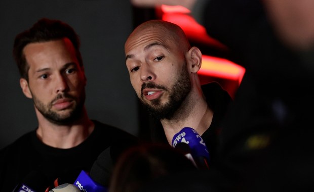 Zarzuty dla kontrowersyjnych influencerów. Chodzi m.in. o handel ludźmi