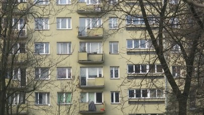 Zarzuty dla matki 2-latka, które wypadło z okna. Tragedię widziała jego siostra