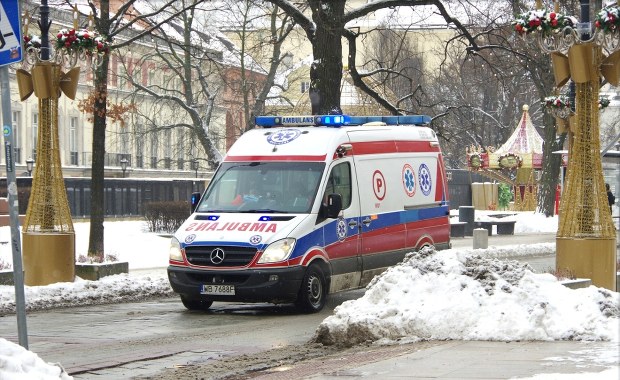 Zarzuty dla mężczyzn, którzy ruszyli z pięściami na ratowników medycznych