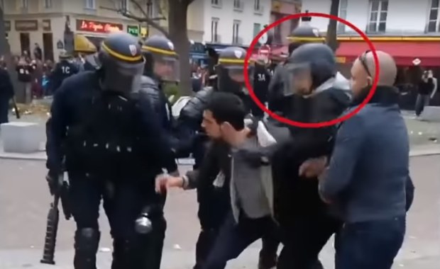 Zarzuty dla wiceszefa kancelarii Macrona. Przebrał się za policjanta, by bić uczestników protestu