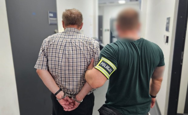 Zarzuty za wulgarne napisy na łódzkim sądzie. Obraził Tuska i Żurka