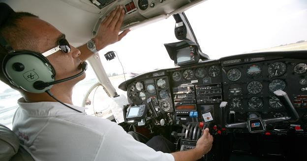 Zasadę dwóch osób w kabinie pilotów wprowadzają linie lotnicze /AFP