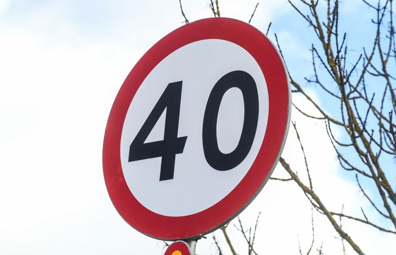 Zasady funkcjonowania znaku ograniczenia prędkości powinien znać każdy kierowca /Lukasz Szczepanski /East News