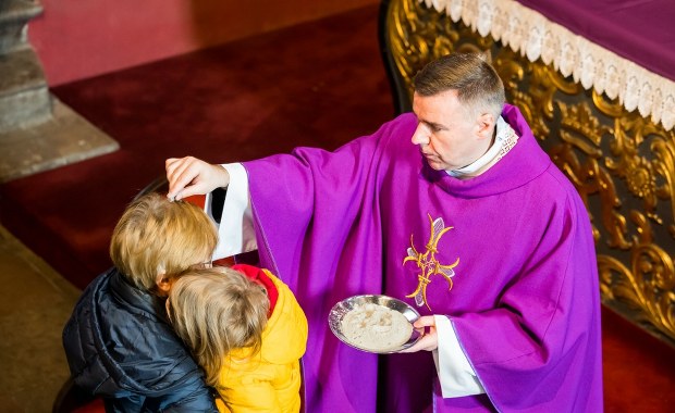 Zasady postu w Środę Popielcową. Jak należy przeżyć ten dzień?
