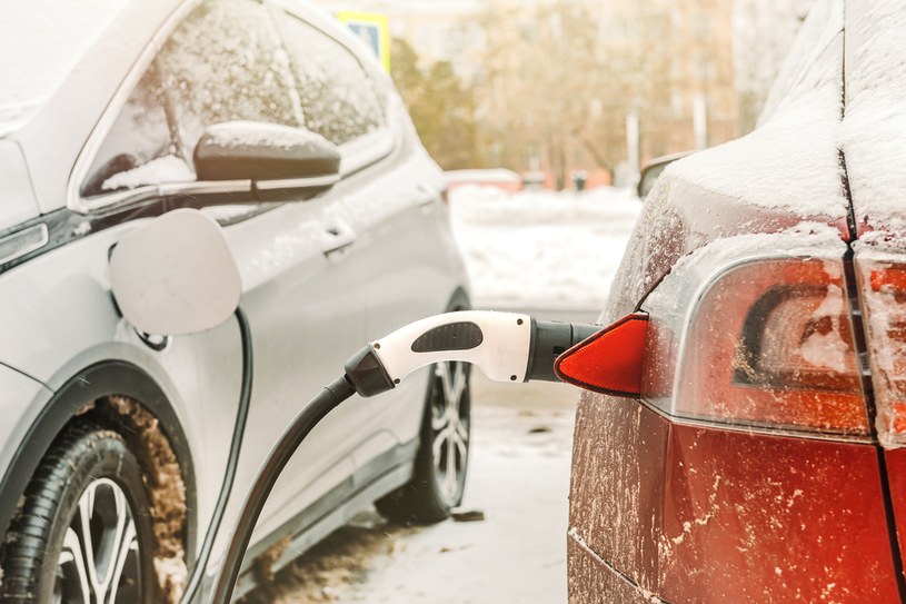 Zasięg samochodów elektrycznych zimą kurczy się zatrważająco /123RF/PICSEL