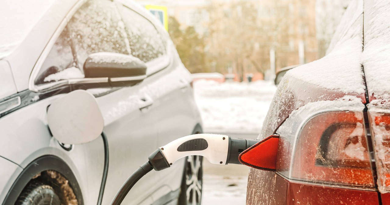 Zasięg samochodów elektrycznych zimą kurczy się zatrważająco /123RF/PICSEL