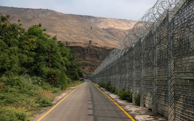 Zasieki na granicy izraelsko-syryjskiej na Wzgórzach Golan /ATEF SAFADI  /PAP/EPA