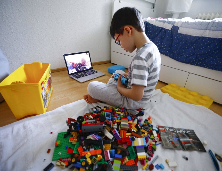 Zasiłek opiekuńczy zostanie przedłużony o kolejne dwa tygodnie - dowiedzieli się nieoficjalnie reporterzy RMF FM /Abaca /PAP/Abaca