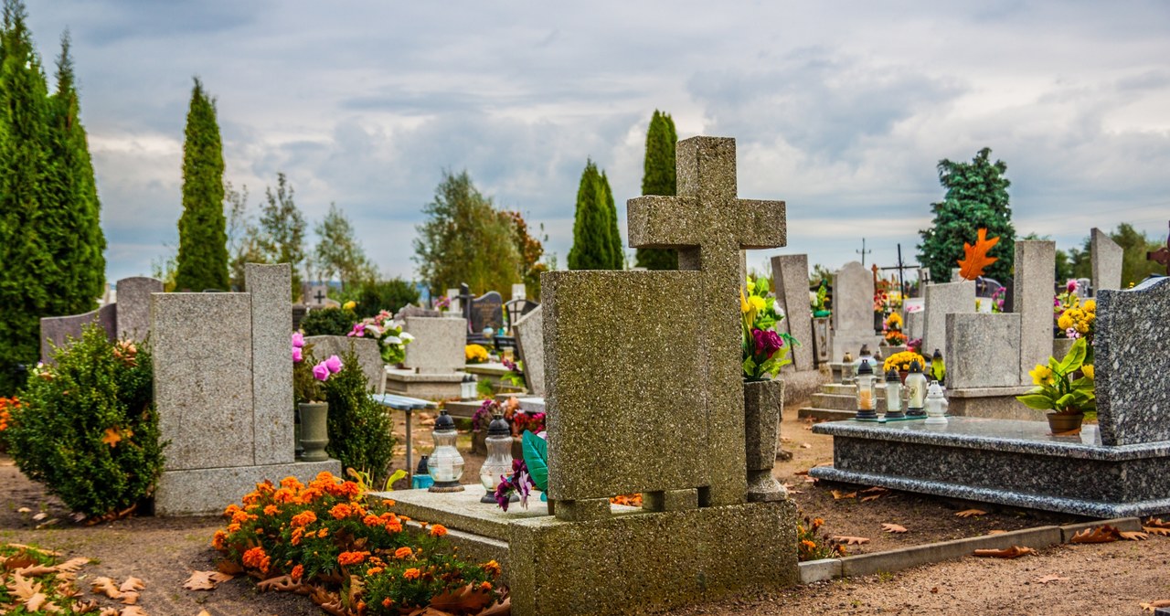 Zasiłek pogrzebowy 4000 zł nie zawsze dla rodziny. ZUS czasami wypłaca świadczenie kościołowi. /123RF/PICSEL