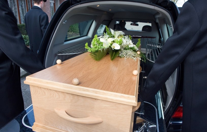 Zasiłek pogrzebowy ma wzrosnąć w 2024 roku do 7000 zł /123RF/PICSEL