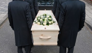 Zasiłek pogrzebowy po nowemu. Weryfikacja kwoty i katalog usług funeralnych