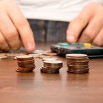 Zasiłek trudniej dostępny. "Dramatyczna erozja świadczeń rodzinnych"