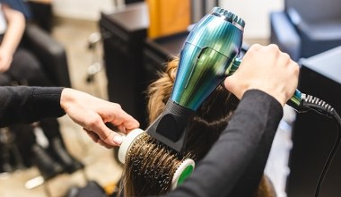 Zaskakująca funkcja suszarki. Przełączysz na ten tryb, a włosy będą wyglądać jak po fryzjerze