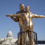 Zaskakująca instalacja obnaża mroczne powiązania? Trump i Epstein jak z "Titanica"