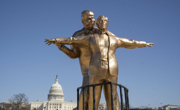 Zaskakująca instalacja obnaża mroczne powiązania? Trump i Epstein jak z "Titanica"