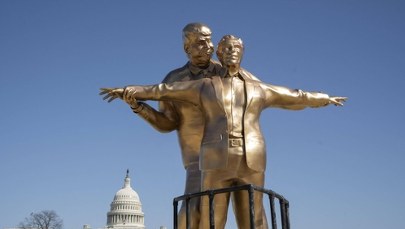 Zaskakująca instalacja obnaża mroczne powiązania? Trump i Epstein jak z "Titanica"