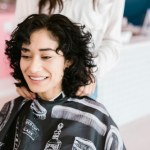 Zaskakujące błędy w doborze fryzur po 50. Które mogą dodawać lat, a które odmładzać?