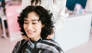 Zaskakujące błędy w doborze fryzur po 50. Które mogą dodawać lat, a które odmładzać?