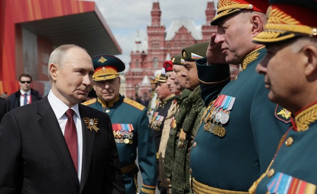 Zaskakujące gesty Putina wobec wojskowych. Kamery wszystko uchwyciły 