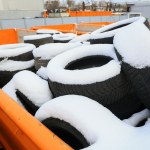 Zaskakujące wyniki badań. Tylu Polaków pali opony w piecu