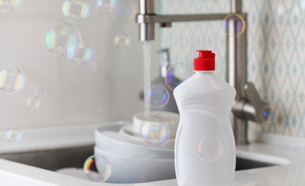 Zaskakujące zastosowanie płynu do naczyń. Pożegnaj mokre okna