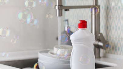 Zaskakujące zastosowanie płynu do naczyń. Pożegnaj mokre okna