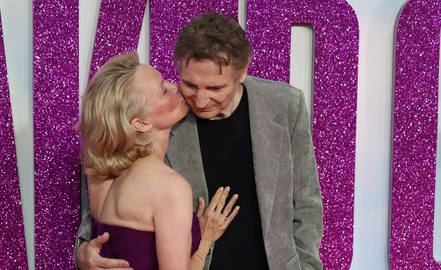 Zaskakujący duet: Neeson i Anderson w odświeżonej wersji kultowej komedii