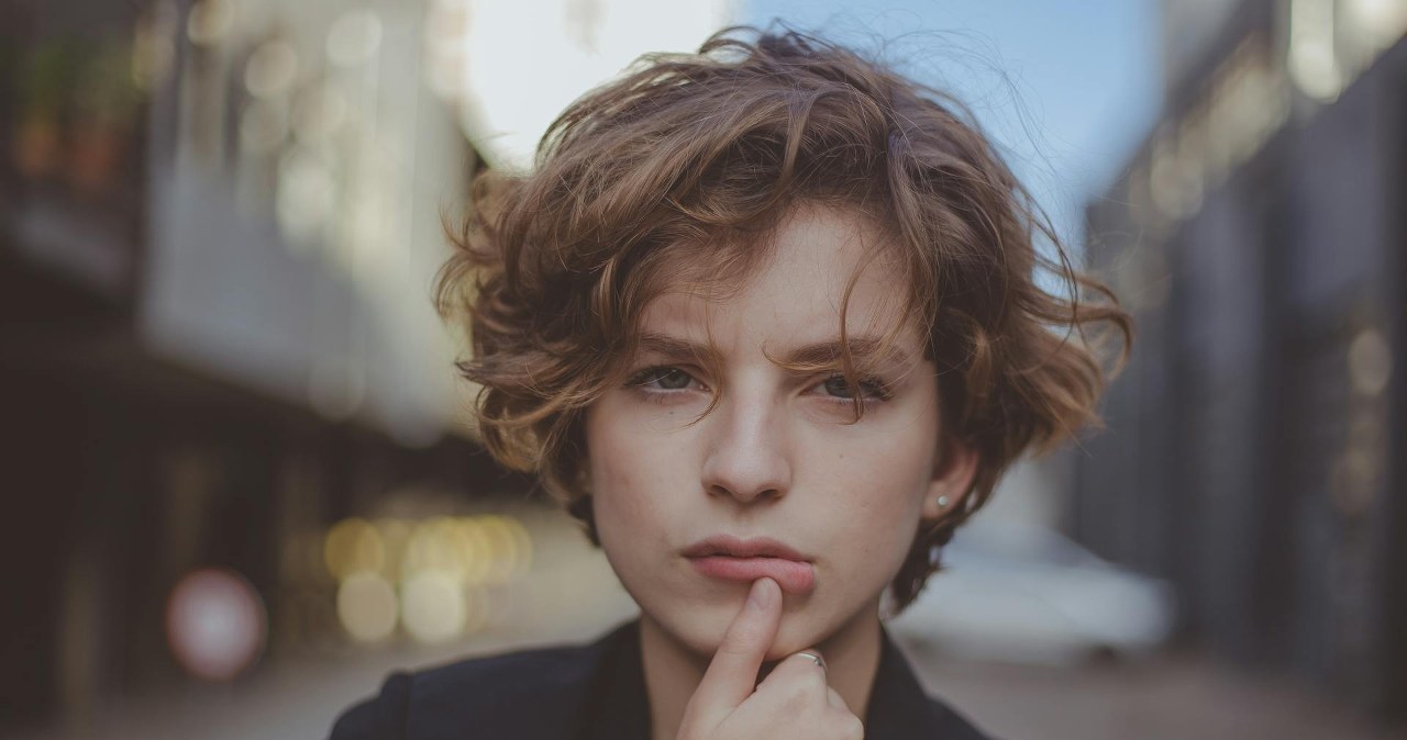 Zaskakujący sposób na siwiznę – domowa płukanka z goździków potrafi zdziałać cuda /Samantha Garrote /Pexels.com