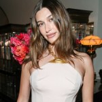 Zaskakujący trend w manicure. Alternatywa dla "soap nails". Mocny kolor wraca do łask