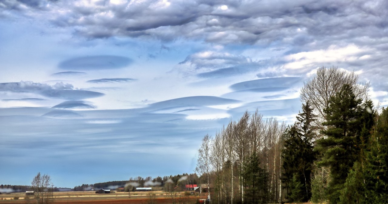 Zaskakujący widok na horyzoncie — to nie UFO, a chmury soczewkowe /Auvo Korpi /CC BY 2.0