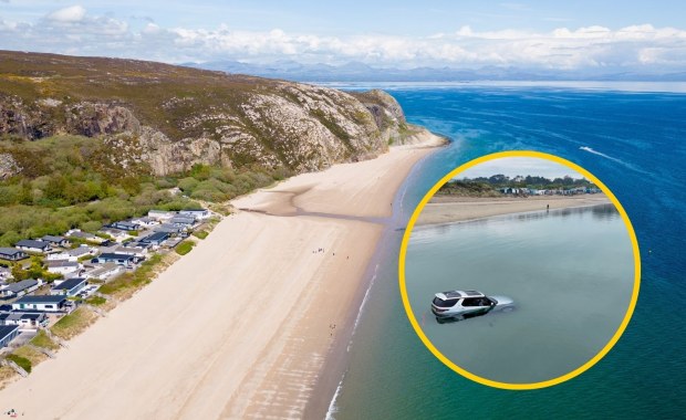 Zaskakujący widok na plaży. Luksusowy samochód pochłonięty przez morze